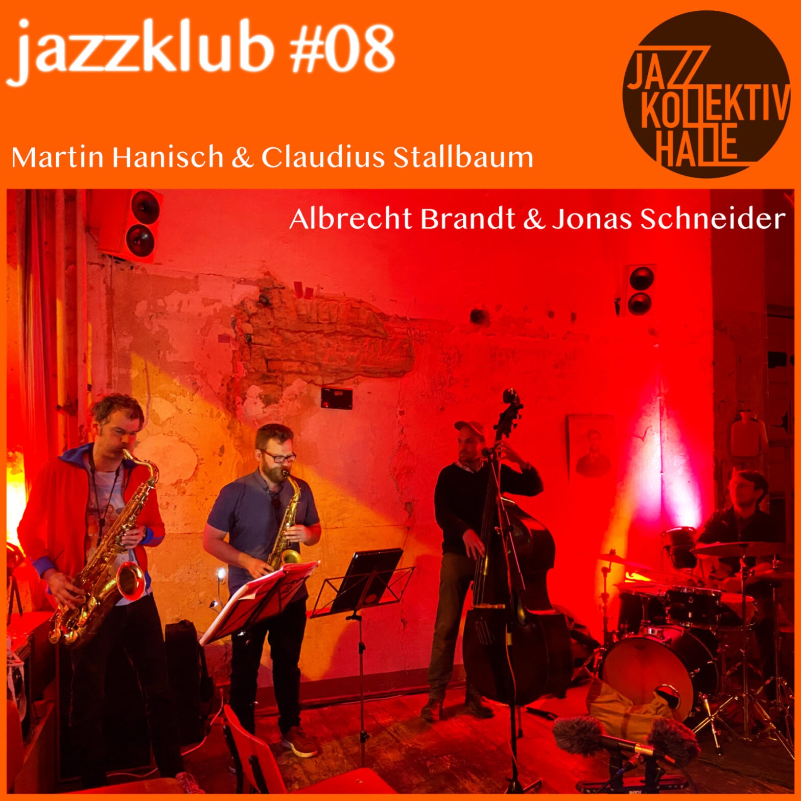 Ein Episodenbild. In einem orangenen Quadrat steht oben links "jazzklub #08" in weißer Schrift. Oben rechts befindet das schwarze kreisrunde Logo des Jazzkollektivs Halle (in dem "Jazz Kollektiv Halle" steht). Darunter, in etwas kleinerer weißer Schrift, stehen die Namen der Musiker: Martin Hanisch & Claudius Stallbaum, sowie Albrecht Brandt & Jonas Schneider. Letztere beiden Namen befinden sich auf dem Photo der Band, welches die unteren drei Viertel des Bildes einnimmt. Von links nach recht spielen dort: ein Tenor-Saxophonist, ein Alt-Saxophonist, ein Kontrabassist und ein Schlagzeuger. Der ganze Raum ist in rotes und orangenes Licht getaucht. Links und recht leuchtet jeweils ein Scheinwerfer in gelbem, bzw. viollettem Licht.