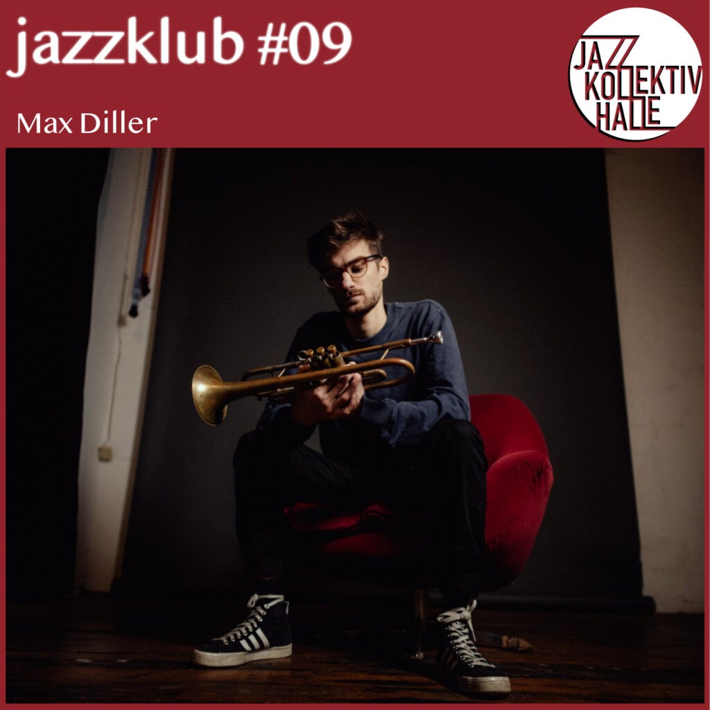 Ein quadratisches Episodenbild. Auf dunkelrotem Hintergrund steht oben links in weißer Schrift: jazzklub #09 - darunter, in kleinerer Schrift: Max Diller. Oben links befindet sich das weiße Logo des Jazzkollektivs (ein Kreis, in dem "Jazz Kollektiv Halle" steht). Darunter befindet sich ein Foto eines Trompeters (kurze dunkle Haare, Brille, blauer Pullover, schwarze Hose und schwarz-weiße Turnschuhe), der auf einem roten Sessel sitzt und auf seine Trompete herab blickt, die er in den Händen hält. Das Foto nimmt die unteren vier Fünftel des Bildes ein. Das Foto ist aus der Froschperspektive aufgenommen. Hinter dem Trompeter befindet sich eine dunkle Tür und auf beiden Seiten der Tür eine weiße Wand, die schwach beleuchtet ist.
