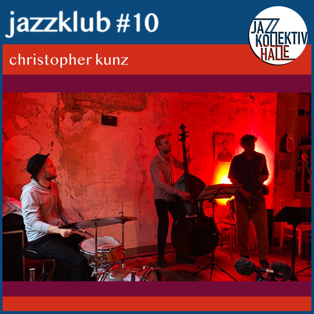 Ein Episodenbild. Oben links steht weiß auf blauem Hintergrund: Jazzklub #10. Darunter, in kleinerer weißer Schrift und auf orangenem Hintergrund: christopher kunz. Oben rechts befindet sich das Logo des Jazzkollektivs Halle (ein weißer Kreis, in dem die Worte Jazz, Kollektiv und Halle untereinander stehen). Im Zentrum des Bildes befindet sich das Foto eines Jazz-Trios, bestehend aus einem Schlagzeuger (links), einem Kontrabassisten (Mitte) und einem Saxophonisten (rechts). Das Trio spielt vor einer Wand, die teilweise unverputzt und in rotes Licht getaucht ist. Links, neben dem Kopf des Saxophonisten, hängt ein sehr altes Foto eines bärtigen Mannes im Anzug an der Wand. Der Saxophonist wird von hinten von einem gelben und einem weißen Scheinwerfer angestrahlt, sodaß er eine Aura zu haben scheint.