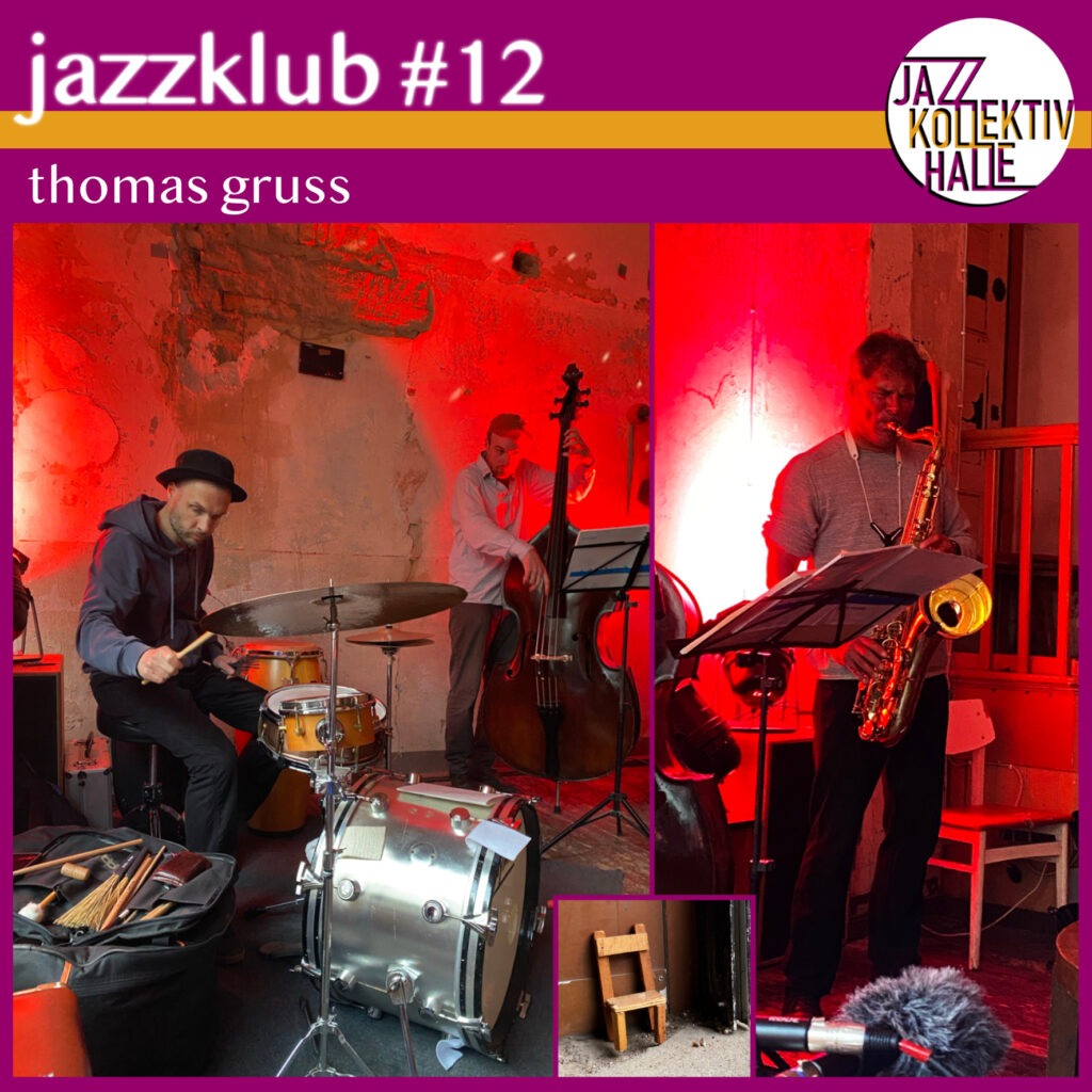 Ein Episodenbild. Im oberen Fünftel des Bildes steht oben links - weiß auf violettem Hintergrund: "jazzklub #12". Darunter, in etwas kleinerer weißer Schrift: "thomas gruss". Dazwischen befindet sich ein orange-gelber Balken, der über die gesamte Breite des Bildes reicht. In der rechten oberen Ecke befindet sich das Logo des Jazzkollektivs Halle (weißer Kreis in dem die Worte "JAZZ", "KOLLEKTIV" und HALLE" untereinander angeordnet sind). Der Rest des Bildes wird von zwei großen und einem sehr kleinem Foto eingenommen. Links spielen ein Schlagzeuger und ein Kontrabassist ihre jeweiligen Instrumente vor einer roten Wand und rechts spielt ein Saxophonist sein Instrument - ebenfalls vor einer roten Wand, die von einem weißen Scheinwerfer beleuchtet wird. Zwischen den beiden großen Fotos befindet sich unten noch ein sehr kleines Foto, auf dem ein sehr sehr kleiner selbstgebastelter Holzstuhl zu sehen ist, der vor einer braunen Wand und auf grauem Steinboden steht.