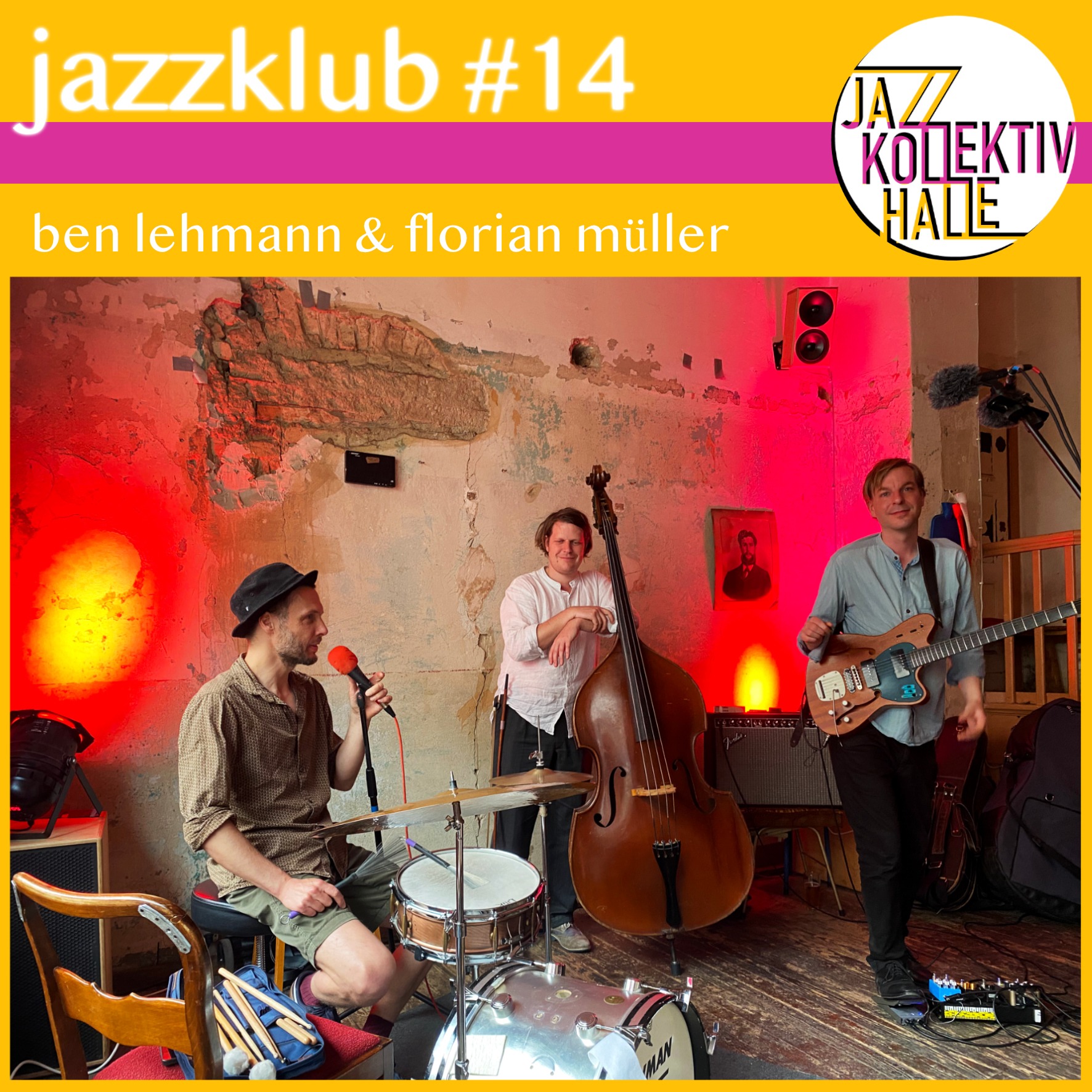Ein quadratisches Episodenbild. Auf gelbem Hintergrund steht, oben links in weißer Schrift: jazzklub #14 und darunter, in etwas kleinerer Schrift: ben lehmann & florian müller. Dazwischen verläuft ein violetter Balken über die gesamte Breite des Bildes. Oben rechts befindet sich das Logo des Jazzkollektivs Halle (weißer Kreis in dem die Worte "Jazz", "Kollektiv" und "Halle" übereinander angeordnet sind). DIe übrigen 4/5 des Bildes werden von dem Foto einer Band gefüllt. Links sitzt ein Schlagzeuger mit einem schwarzen Hut an seinem Schlagzeug, während er in ein Mikrofin spricht, das er mit der linken Hand hält. In der Mitte lehnt ein Kontrabassst an seinem Kontrabass. Und links steht ein Gitarrist, mit umgehängter brauner E-Gitarre, der in die Kamera lächelt. Die Band steht vor einer teilweise unverputzten Wand, die rot und geld angestrahlt wird. Zwischen Kontrabassist und Gitarrist hängt ein altes Schwarz-Weiß-Photo an der Wand, auf dem ein Mann mit Vollbart und Anzug zu sehen ist.