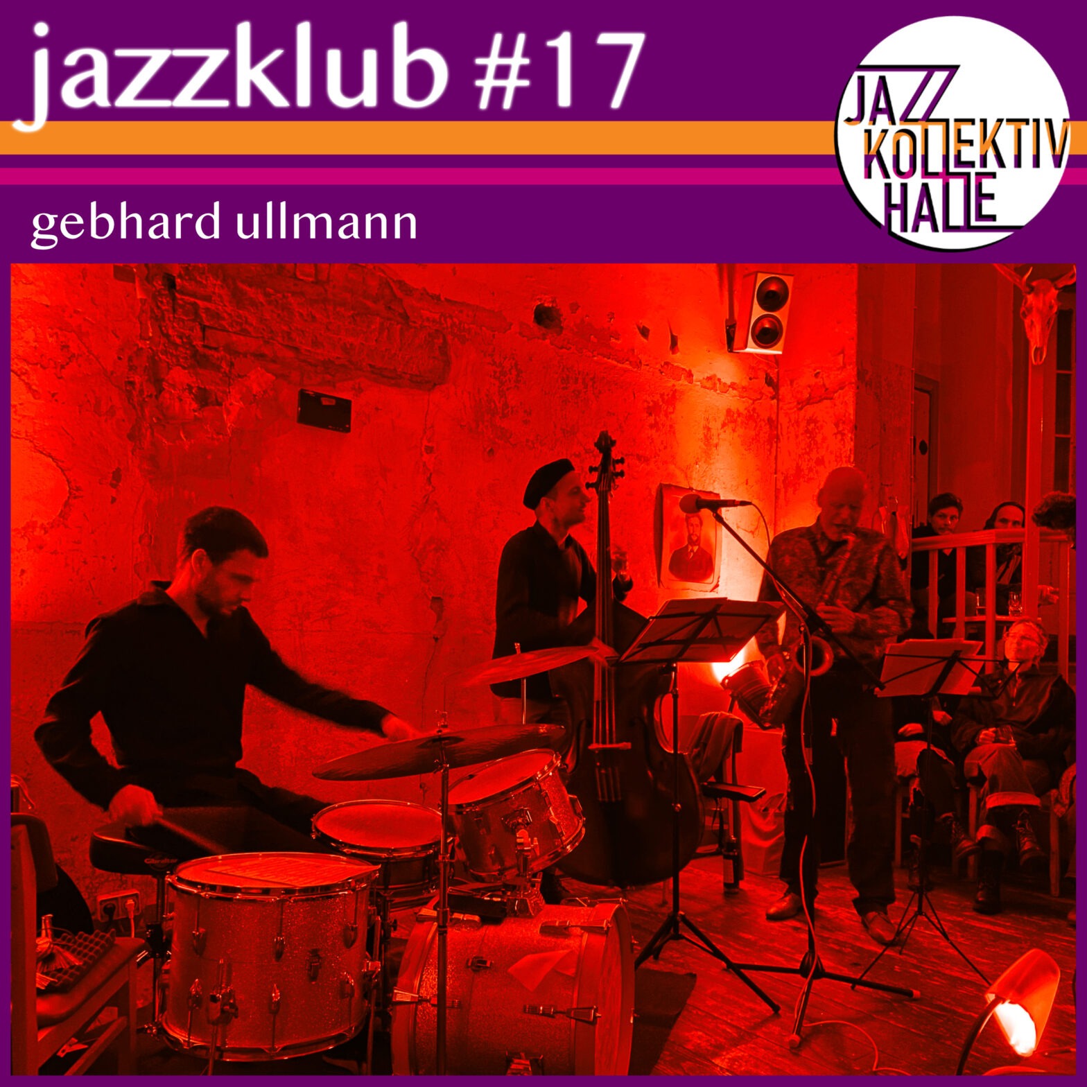 Ein quadratisches Episodenbild. Oben links steht, in weißer Schrift auf purpurnem Hintergrund: "jazzklub #17". Darunter befindet sich ein dicker orangener und ein schmalerer pinker Balken, die sich über die gesamte Breite des Bildes zieht. Unter dem Balken steht, in etwas kleinerer Schrift:"gebhard ullmann". Rechts oben befindet sich das Logo des Jazzkollektivs Halle (weißer Kreis, in dem die Worte "JAZZ", "KOLLEKTIV" und "HALLE" untereinander angeordnet sind). Die unteren drei Viertel des Bildes werden von einem Foto ausgefüllt. Auf dem Foto spielt ein Jazz-Trio - Schlagzeuger, Kontrabassist und Saxophonist (v.l.n.r.) - vor einer Wand, die teilweise unverputzt und in rotes Licht getaucht ist. Zwischen Kontrabassist und Gitarrist strahlt ein gelblich-weißer Scheinwerfer die Wand an.